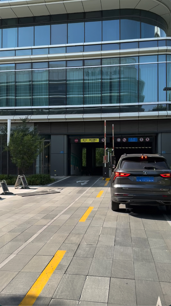 進出場全流程拍照存證，保障車主權(quán)益從不含糊